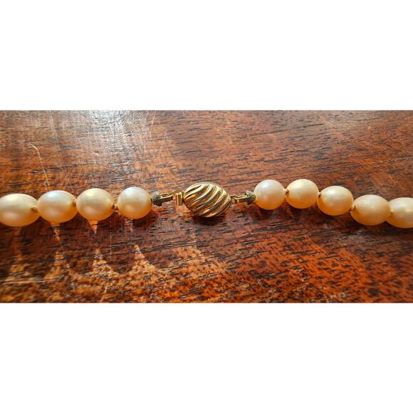 Vintage Marvella Faux Pearl Necklace with Fancy Gold Tone Shell Clasp 24"L - Picture 8 of 12